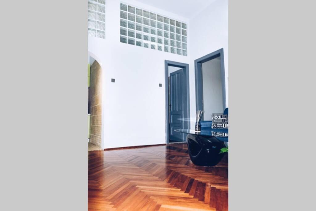 ☆Modern High Ceiling Apartment - Heart Of The City Oradea Exterior photo